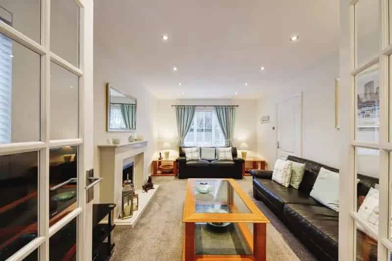 Four Bedroom House with Orangery and Garage
