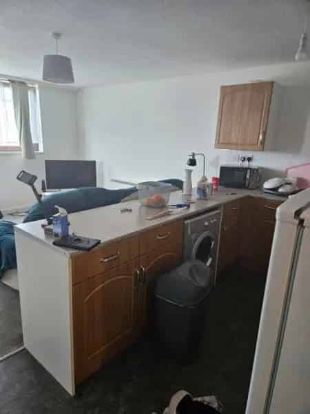 Second Floor Flat near High Street with Balcony and Lift