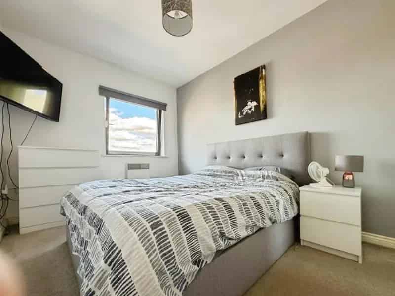 2 bed flat for sale