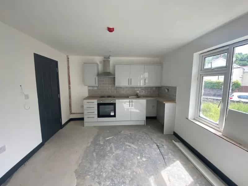 1 Bedroom Flat To Let - Well Connected Location