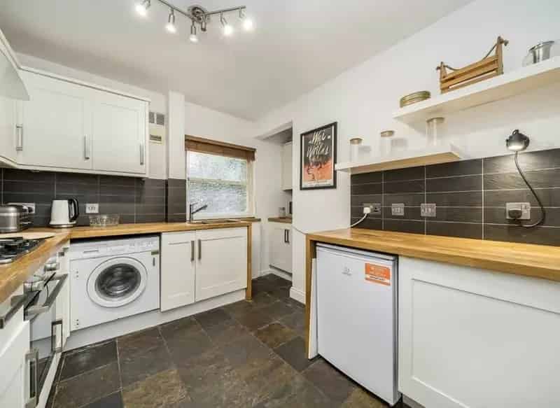 First Floor Flat Two Double Bedrooms Modern Bathroom Communal Garden