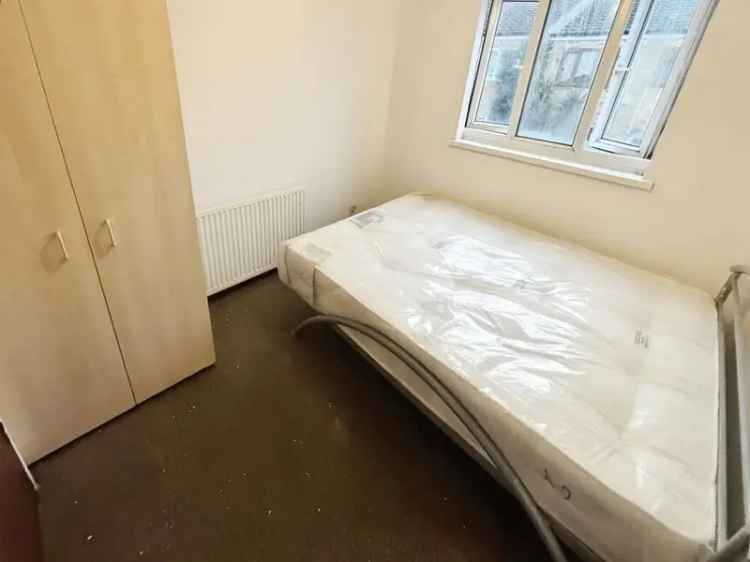 1 Bedroom Room to Rent in London E13 - Available Now