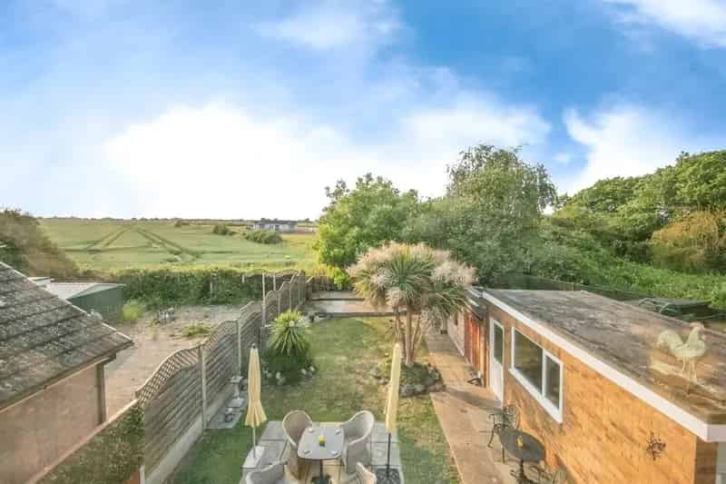 3 Bed Semi-Detached House with Garage and Garden