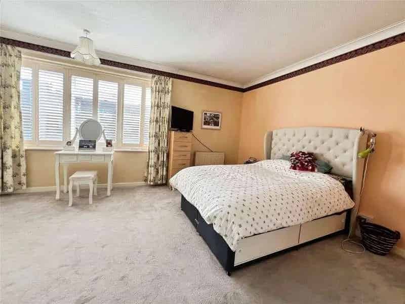 3 Bed Sea View Flat Goring Garage Residents Parking