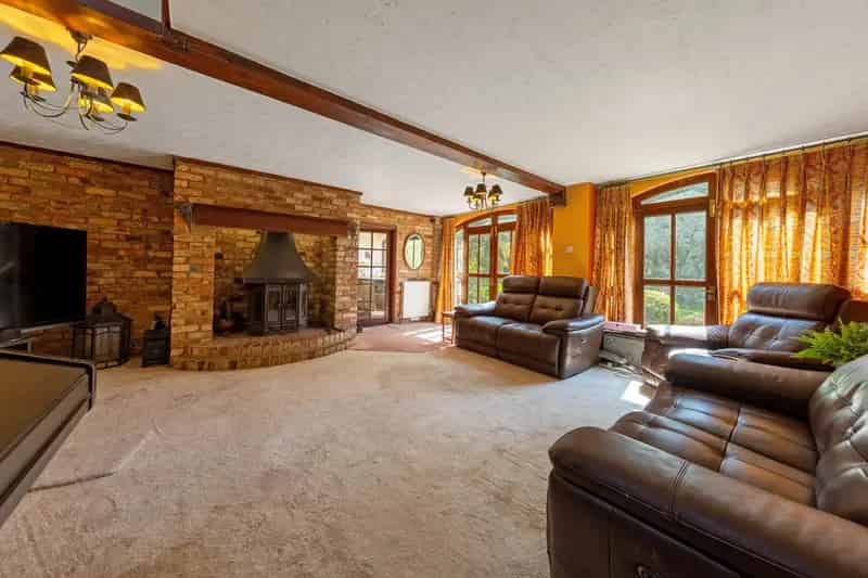 High Top Barn 6-Bed Detached House Yelden