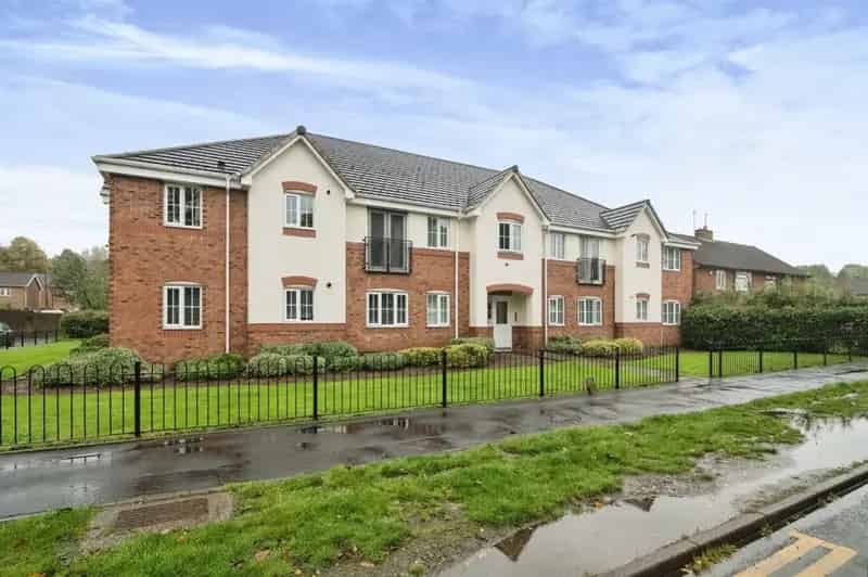2 Bed Apartment Near Black Lake Tram Stop