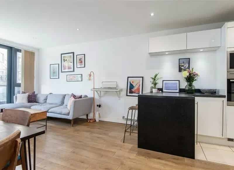 2 Bed Apartment Canary Wharf Modern Building Excellent Transport Links