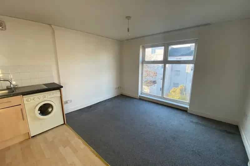 One Bedroom Apartment Near Southsea Seafront  New Carpets