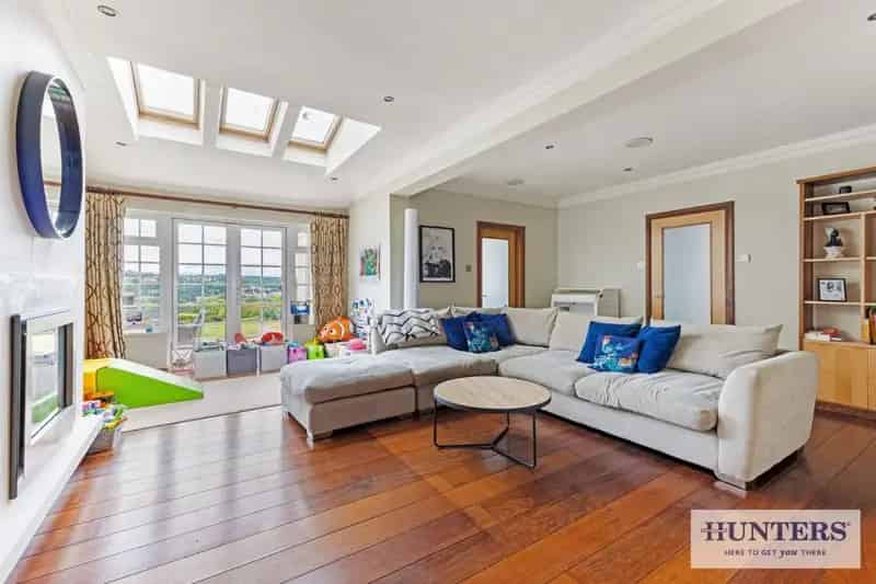 4 Bedroom Detached House For Sale in Guiseley