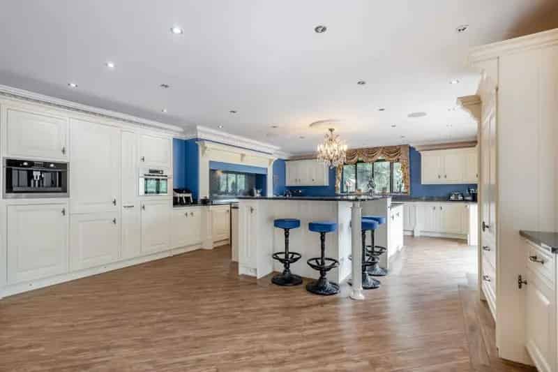 7 Bedroom House with 2.5 Acres of Land and Extensive Outbuildings