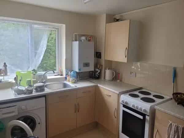 Spacious 2-Bedroom Flat in Knaphill Near Shops and Schools