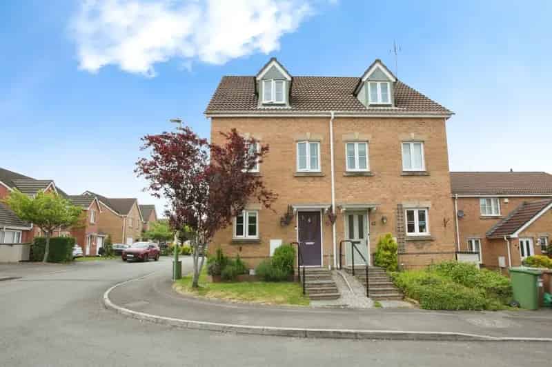 3 Bedroom Semi-Detached House Near Amenities