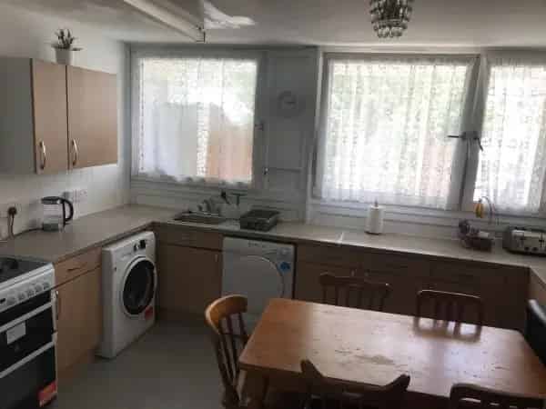 3 Bedroom Flat near Surrey Docks - Close to Transport & Amenities
