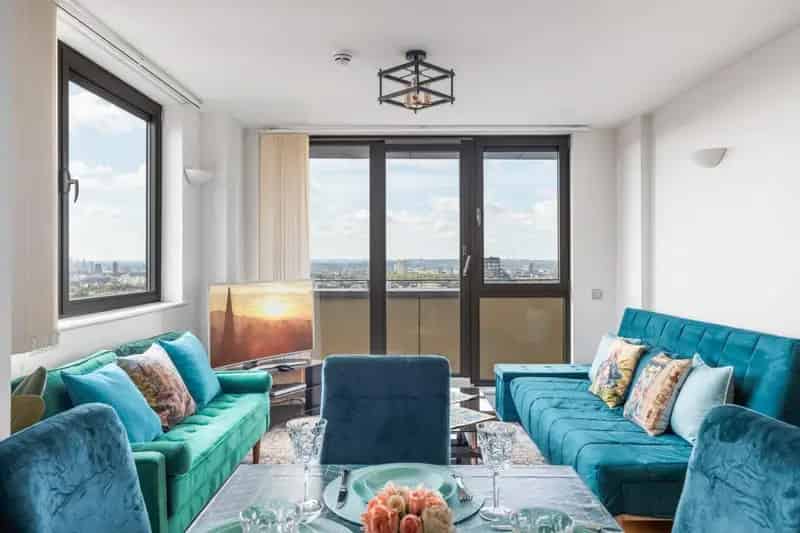 2 Bedroom Flat for Sale in London - 813 SQ FT