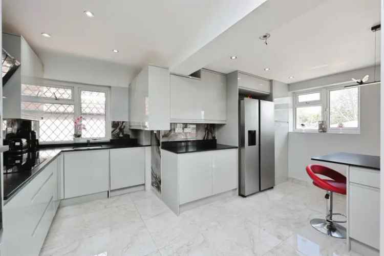 3 Bed Semi-Detached Bungalow Compton Place Modern Family Home