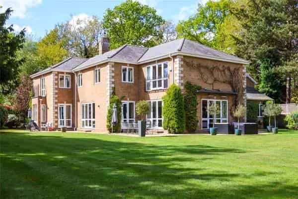 Family Home with Annexe, Pool, and Large Garden
