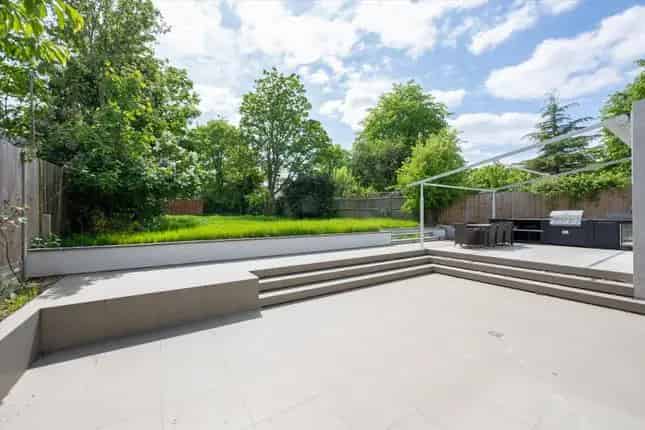 Detached House for Sale in Brondesbury Park NW2