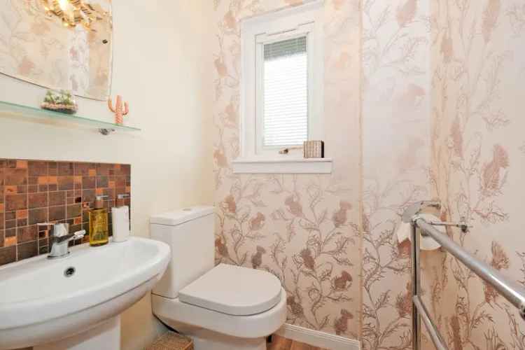 Spacious 3 Bed Detached House with Conservatory and Garage Blackburn