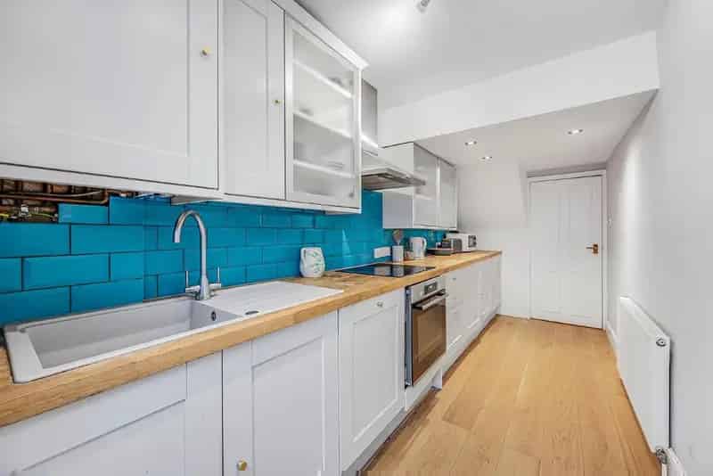 Spacious 3-Bedroom Victorian Flat with 81'10 Garden