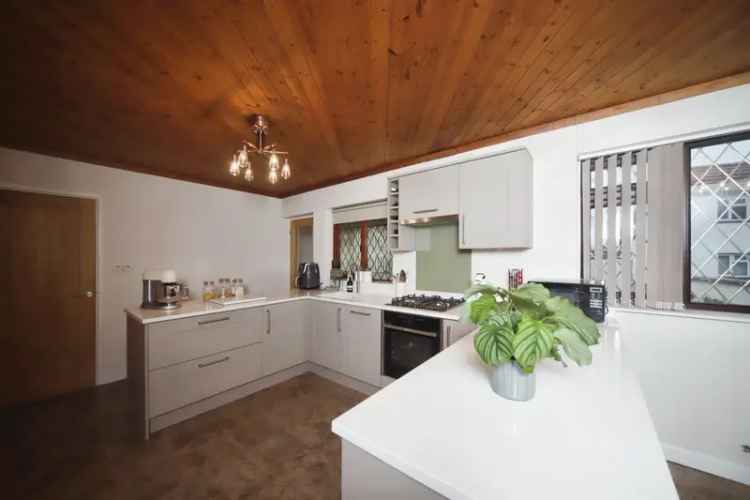 Spacious 3-Bed Detached Chalet Bungalow Near Bridgwater