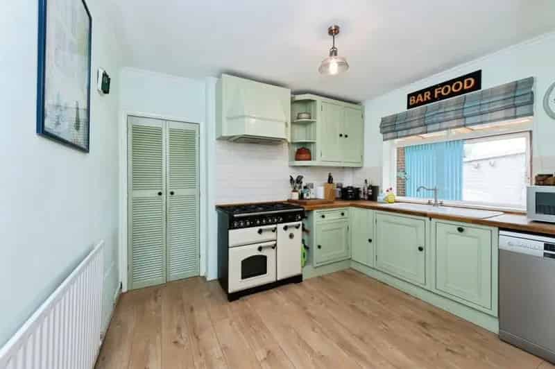 2 Double Bedroom Home with Cabin and Off Road Parking