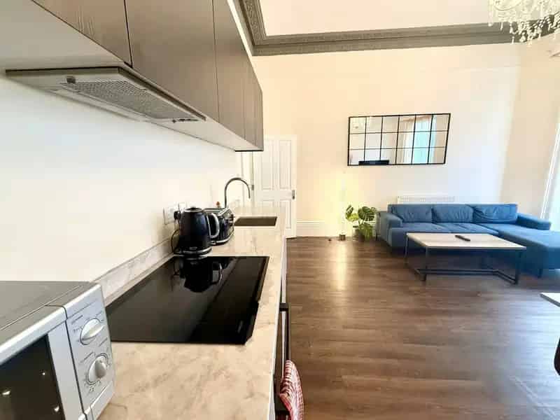 Spacious Two-Bedroom Property in Kemptown
