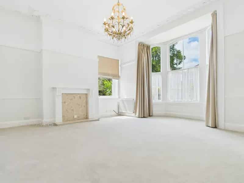 Spacious 2-Bedroom Ground Floor Apartment Cold Bath Road