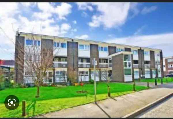 Flat For Rent in Gravesham, England