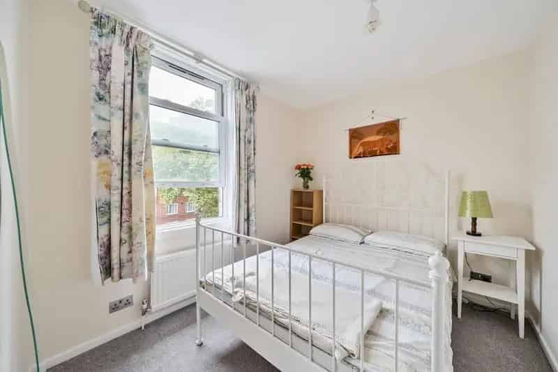 Spacious 3-Bedroom Split Level Flat with Private Terrace and Parking