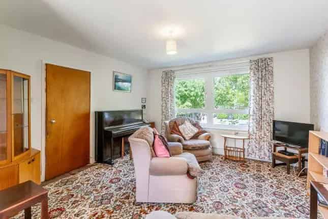 3 Bedroom Semi-Detached House for Sale in Glasgow