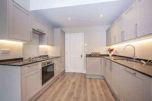 Maisonette to rent in Cochrane Road, London SW19