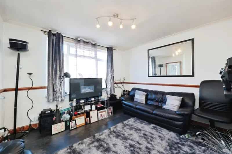 2 Bed Mid Terraced House South Oxhey