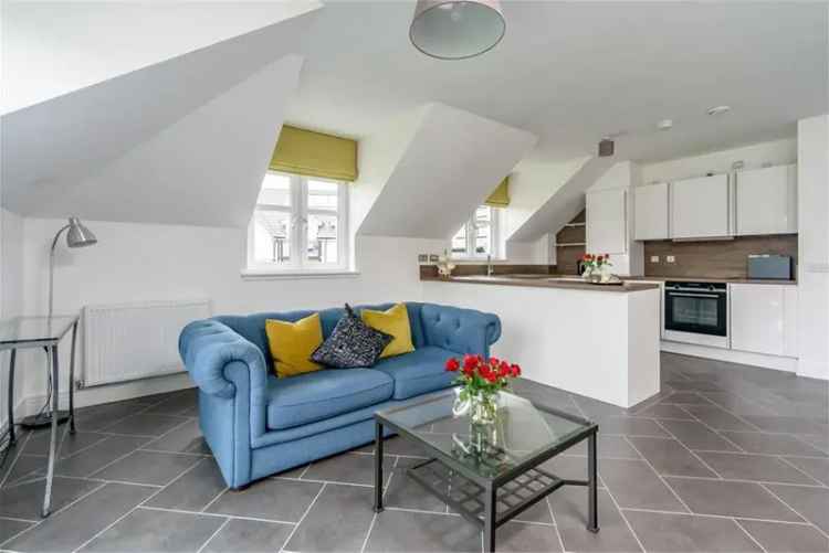 2 Bed Flat - Top Floor with 1 Reception Room