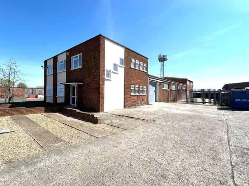 Warehouse Industrial Unit with Offices and Secure Yard Bicester
