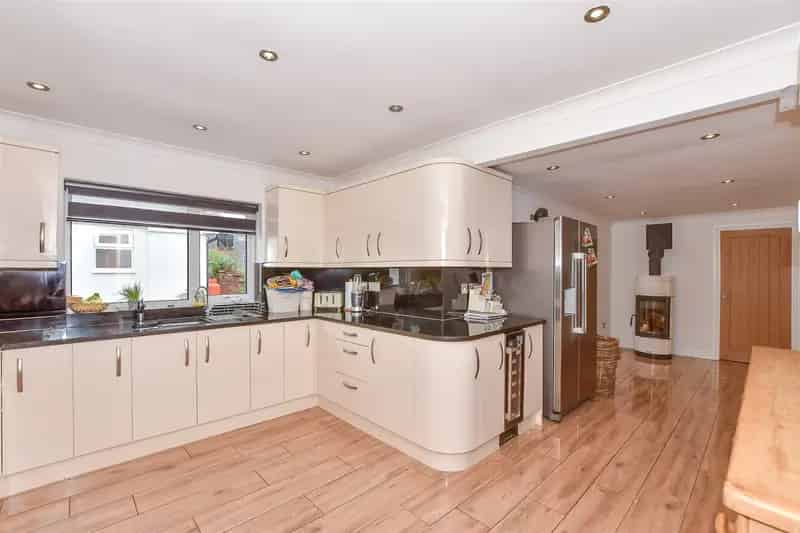 5 Bedroom Detached House with Annexe and Extensive Grounds