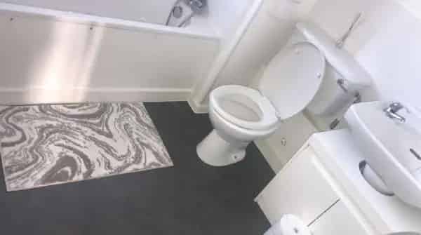 2 Bedroom Flat Balcony Garden Near Shops Train Station