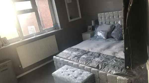 Flat For Rent in Denham Green, England