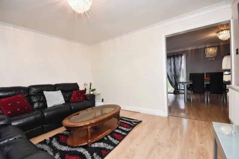 Three Bedroom Mid Terrace House Near Pitsea Station