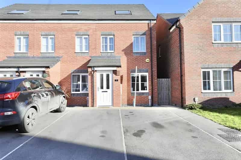 3 Bedroom End Terrace House Kingswood 2 Parking Spaces