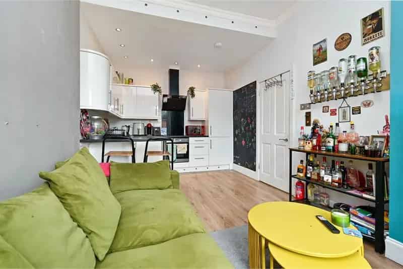 2 Bed Top Floor Flat Gorgie Edinburgh - First Time Buyer Investment
