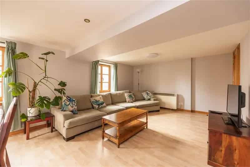 2 Bed Flat - Second Floor with 1 Reception Room