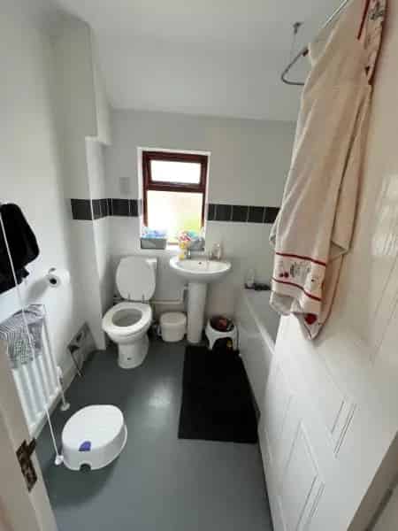 2 Bed House Near Morrisons and Parks