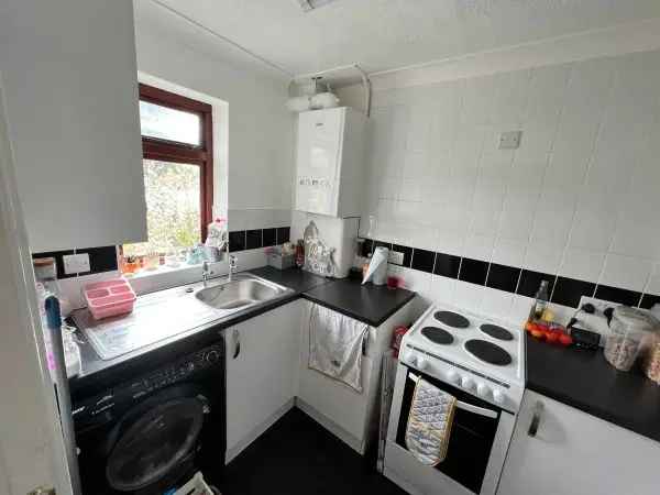 2 Bed House Near Morrisons and Parks