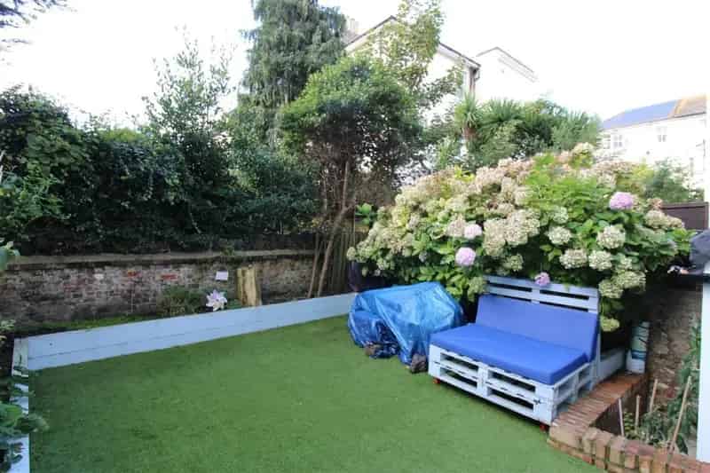 Modern 2-Bed Garden Flat Near Hove Station