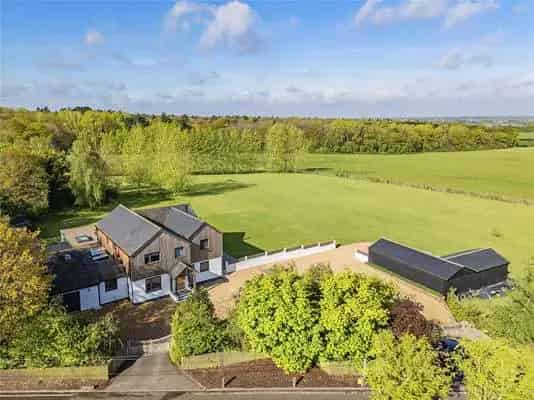 Contemporary Family Home with 5 Bedrooms and 3.2 Acres