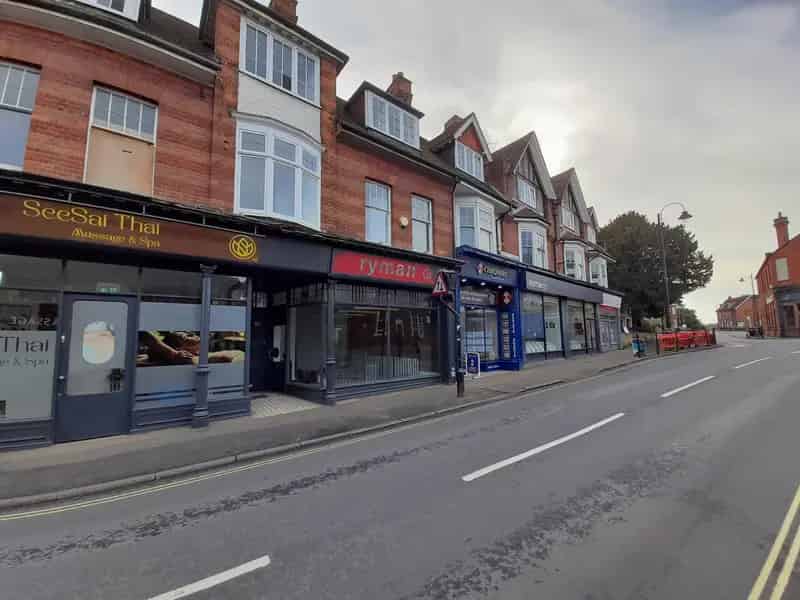 Modern Retail Shop Ground & Basement 659 sq ft Town Centre