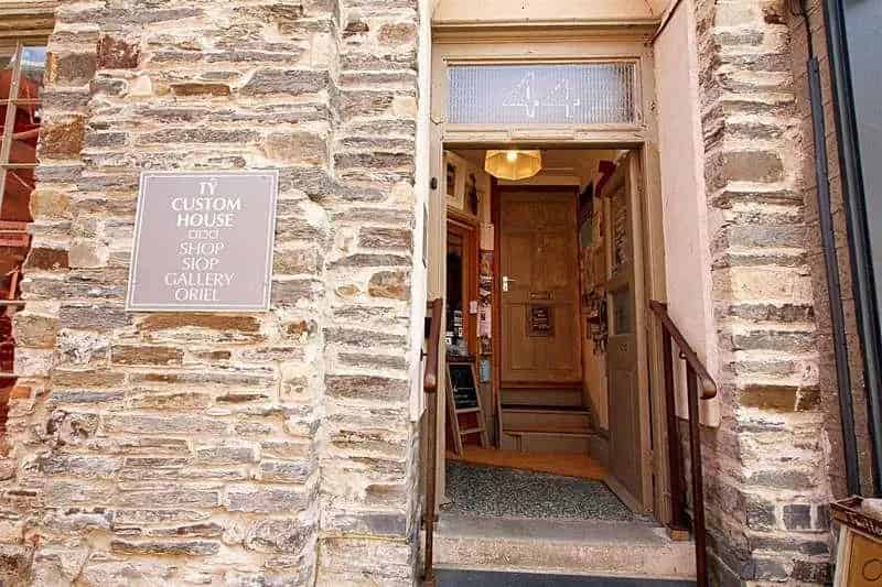1 Bed House Shop Flat Cardigan Town Centre