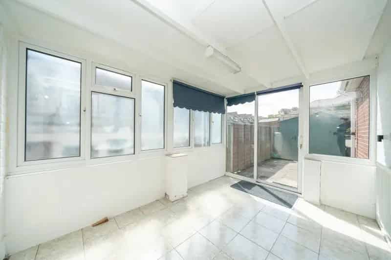 Detached Bungalow Near Shops and High Street