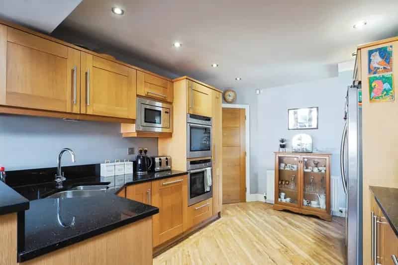 Spacious 3-Bed Semi-Detached House with Garden Room and Ample Parking