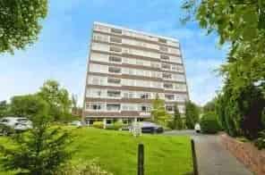2 Bedroom Top Floor Flat with Terrific Views